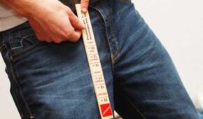 Men measure the penis with a ruler